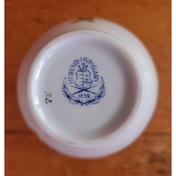 Vtg 2 Herend Hungary Porcelain Queen Victoria Mini Vases Butterflies And Flowers - Picture 10 of 11